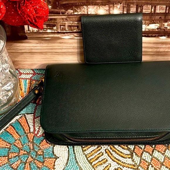 Louis Vuitton briefcase Taiga Green edition Is coming with the personal wallet. - Picture 7 of 10